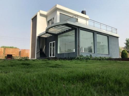 Club House 33-mile-stone Club House