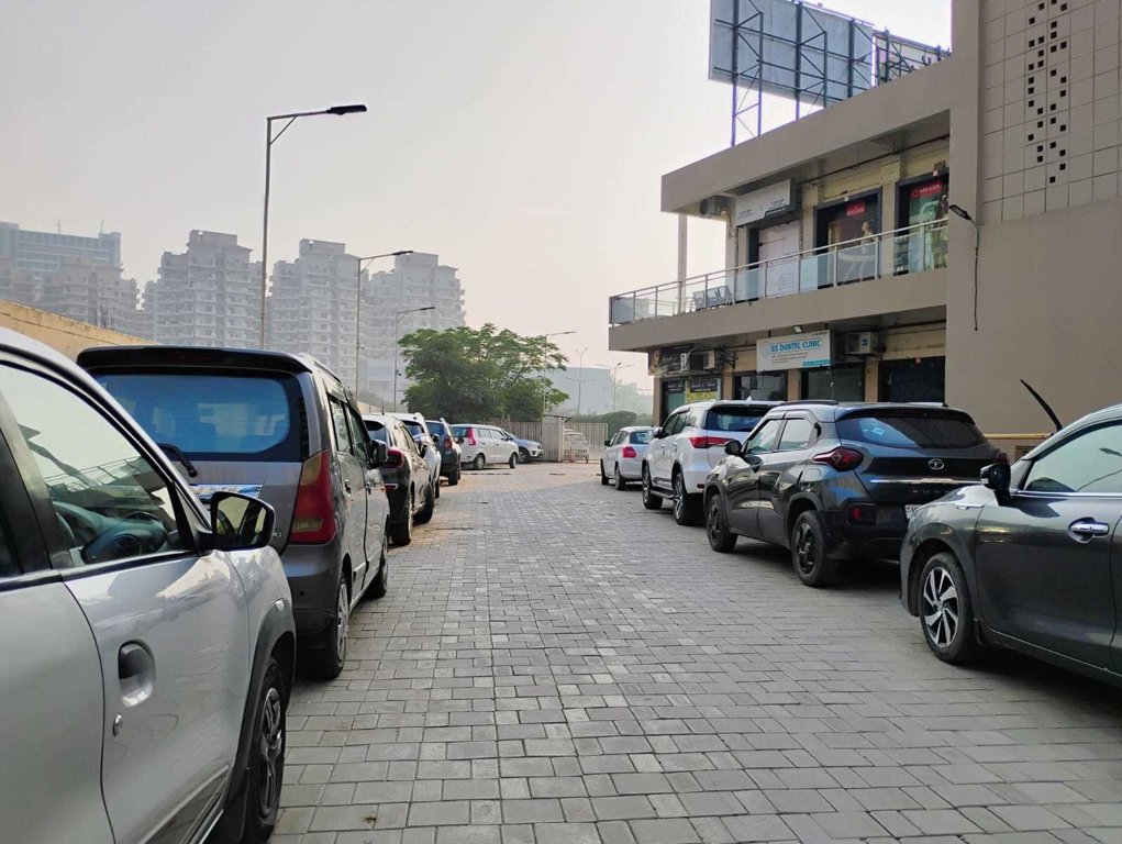 avenue 102 Open Parking