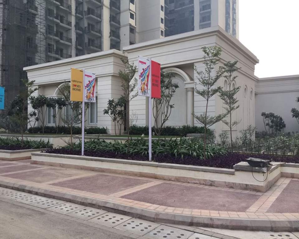 dlf capital greens phase ii Club House