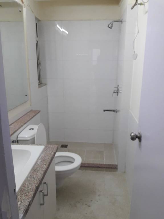 dlf capital greens phase ii Bathroom