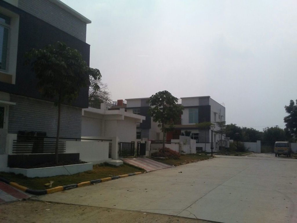  babas grandeur Paved Compound