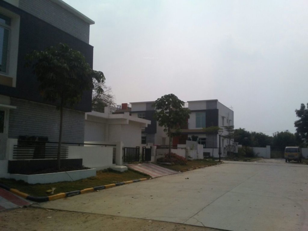  babas grandeur Paved Compound