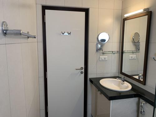 Bathroom arena-the-square-and-pebble-court Bathroom